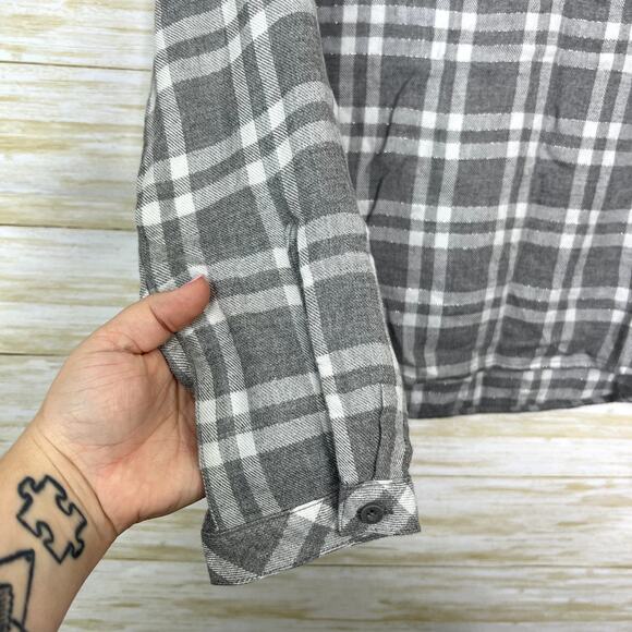 Cloth & Stone Grey Plaid V Neck Knit Top - Picture 3 of 7